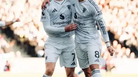 “国米连霸无阻，劳塔罗缺席战局，迪马尔科双响立功，险守不败战绩对阵AC米兰”